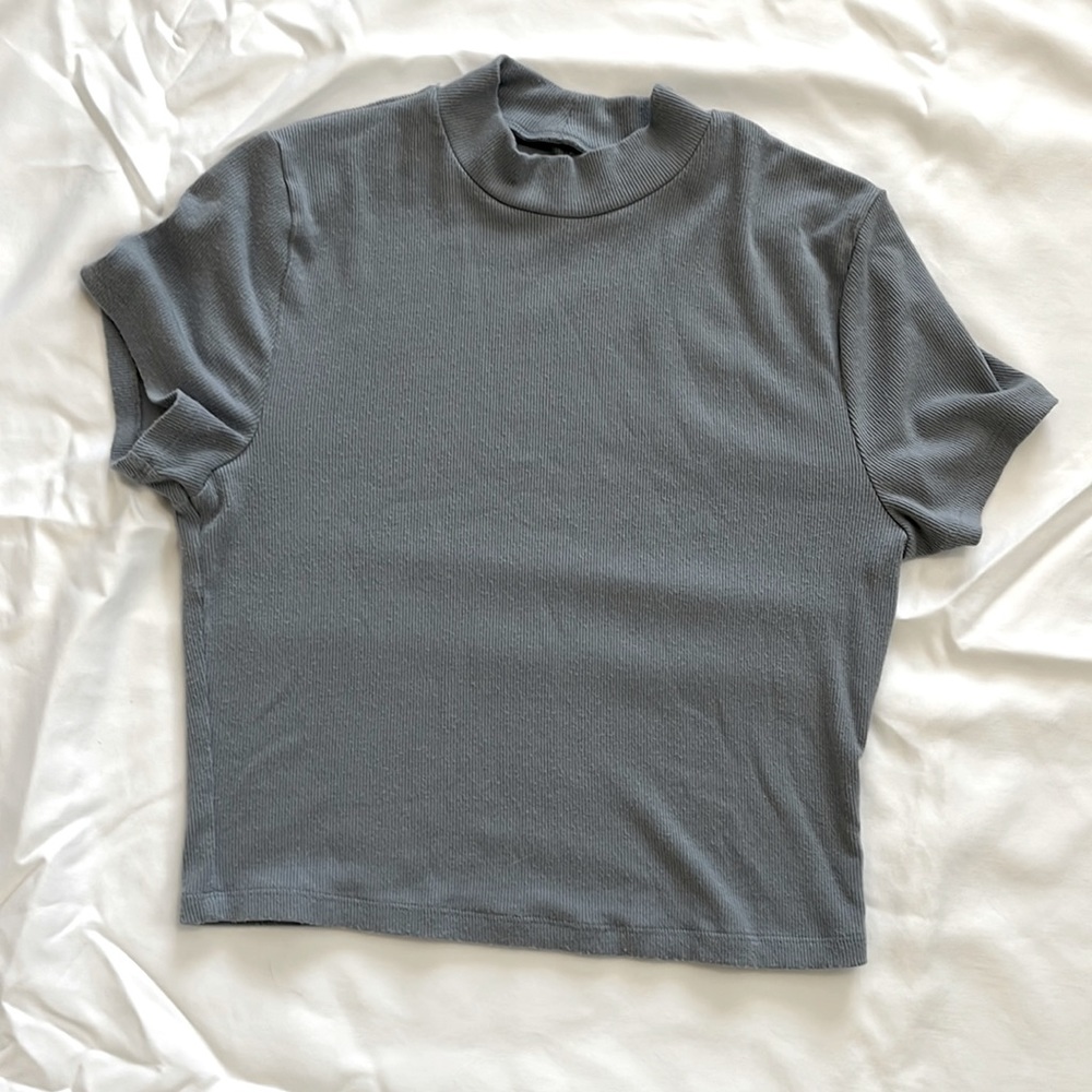 Abercrombie short sleeve mock turtle neck. Grey. Size S